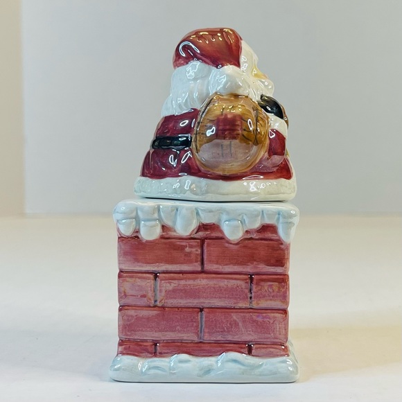 Santa on Chimney Salt and Pepper Shaker Set - Picture 6 of 8